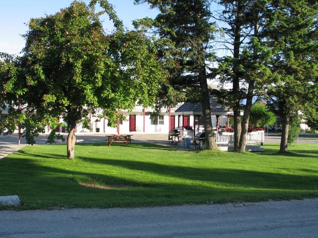 Mountain Springs Motel Radium Hot Springs Exterior foto